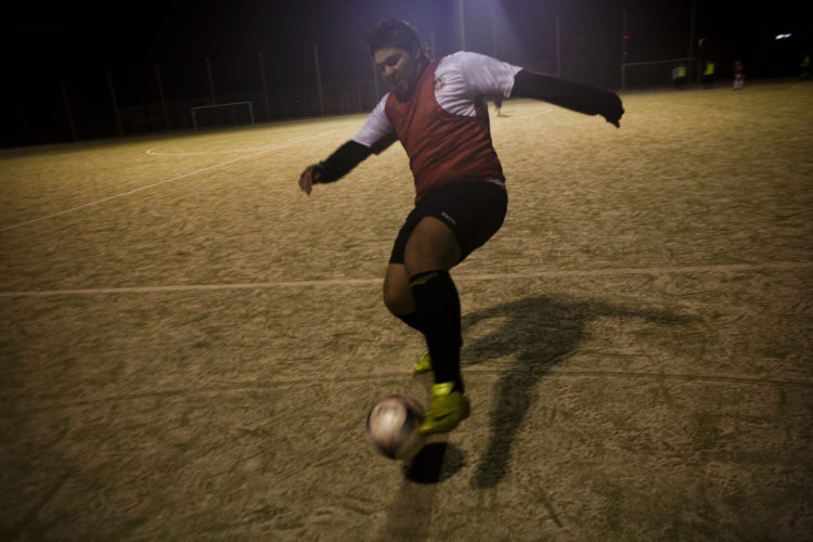 Hélène David | Gueule d’Hexagone — Seveso Football Club | 2011 | L'équipe 3 de l'Etoile Sportive Fosséenne. Mounir Karrout, 19 ans, agent de sécurité.