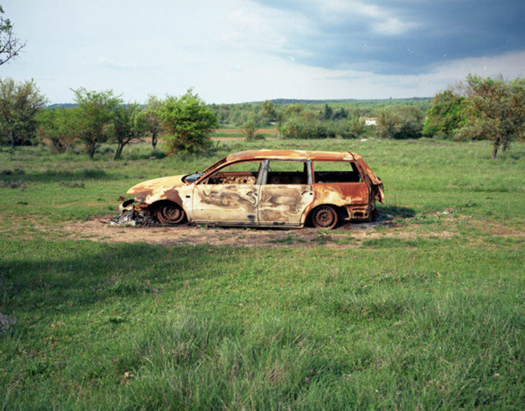 Julien Marchand | From the wasteland | 2015-2019 | voiture brûlée, autour de la D30.