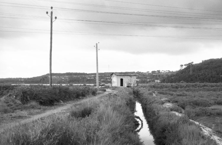 Fabrice Ney | Soude | 1988-1994 | Extrait de SOUDE-Vestiges de l'industrie chimique au XIXème siècle dans les Bouches-du-Rhône - 1988-1993. Série salins de Fos-sur-Mer. Canal, martelière et pompe, cabane technique.