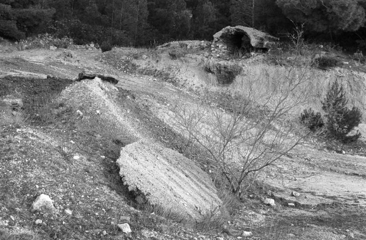 Fabrice Ney | Soude | 1988-1994 | Extrait de SOUDE-Vestiges de l'industrie chimique au XIXème siècle dans les Bouches-du-Rhône - 1988-1993. Série Plan d'Aren. Vestige de la fabrique de la 