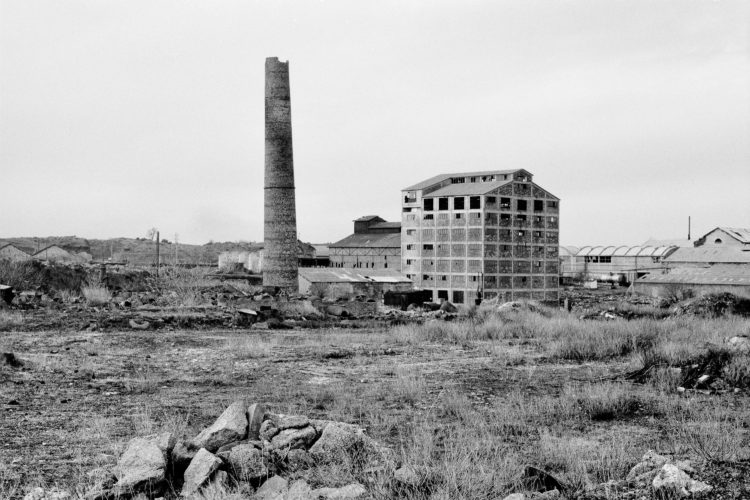 Fabrice Ney | Soude | 1988-1994 | Extrait de SOUDE-Vestiges de l'industrie chimique au XIXème siècle dans les Bouches-du-Rhône - 1988-1993. Série Rassuen. vue éloignée du site