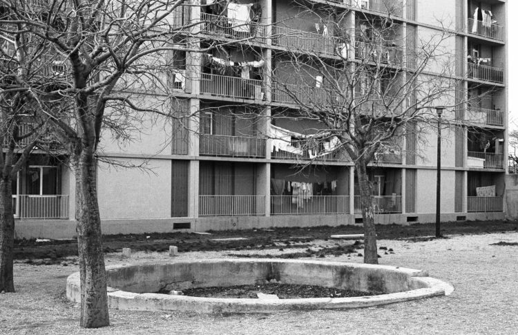 Fabrice Ney | ZUP n°1 | 1980-1983 | Extrait de ZUP n°1 - Marseille  - 1981-1983, Façade arrière, balcons, linge, arbres, bac béton circulaire.