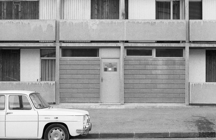 Fabrice Ney | ZUP n°1 | 1980-1983 | Extrait de ZUP n°1 - Marseille  - 1981-1983. Vue frontale de la façade de l'entrée du Centre Médico-Psychologique Départemental. Renault R8 garée.