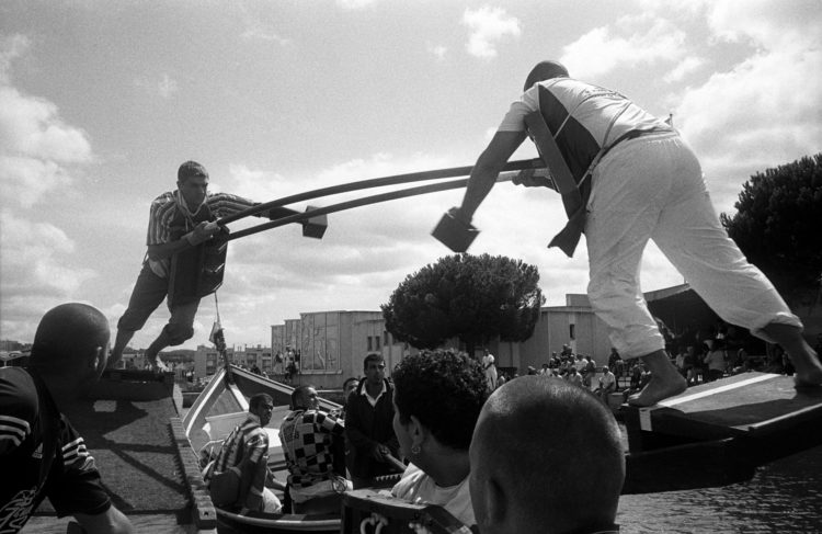 Franck Pourcel | La petite mer des oubliés – Luttes | 1996-2006 | Luttes | Photographie en N/B d'un tournoi de joute provençale à Martigues