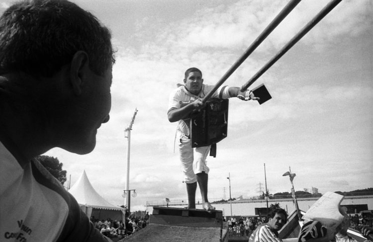 Franck Pourcel | La petite mer des oubliés – Luttes | 1996-2006 | Luttes | Photographie en N/B d'un tournoi de joute provençale à Martigues