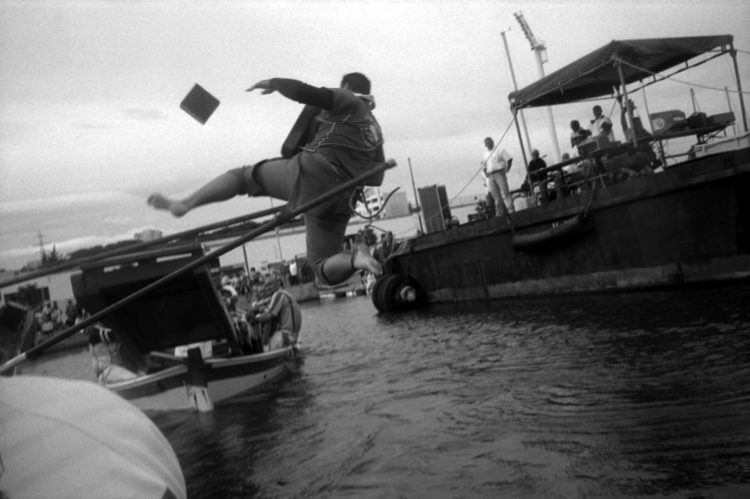 Franck Pourcel | La petite mer des oubliés – Luttes | 1996-2006 | Luttes | Photographie en N/B d'un tournoi de joute provençale à Martigues