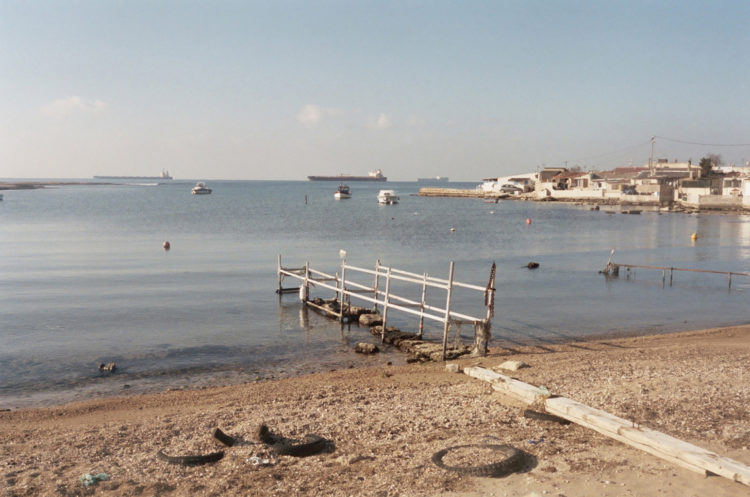 Franck Pourcel | La petite mer des oubliés – Paradoxes | 1996-2006 | Paradoxes | Photographie en couleur de la calanque de ponteau avec les cabanons et les pétroliers