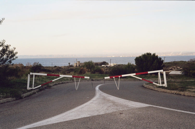 Franck Pourcel | La petite mer des oubliés – Paradoxes | 1996-2006 | Paradoxes | Photographie en couleur d'une route fermée par deux barrières