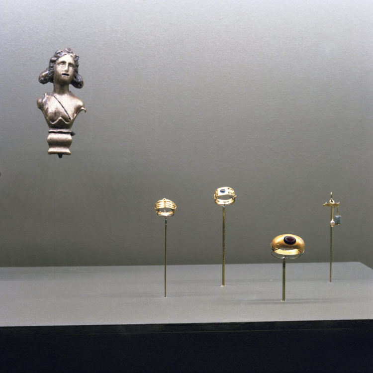 Suzanne Hetzel | 7 saisons en Camargue | 2013-2016 | Bijoux romains, exposition Le Rhône pour mémoire, musée départemental Arles antique, 2009