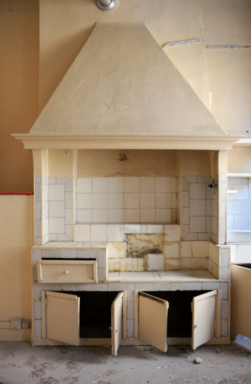 Martine Derain | Républiques | 2004-2010 | Rue de la République, Marseille | Appartement « dévitalisé », 2006-2007.