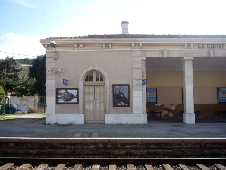 Suzanne Hetzel | Faire la sieste pour chasser le noir | 2012-2013 | La Ciotat | Gare de La Ciotat.